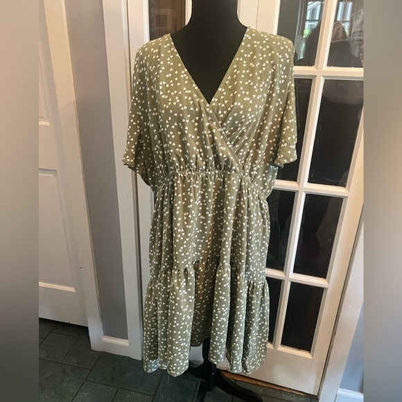SHEIN Dresses & Skirts - EUC-💚 Adorable Plus Size Dress